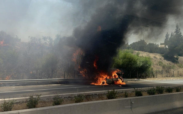 Φωτιά σε εν κινήσει όχημα στην Εθνική Οδό στο Σχηματάρι (Φωτ.)