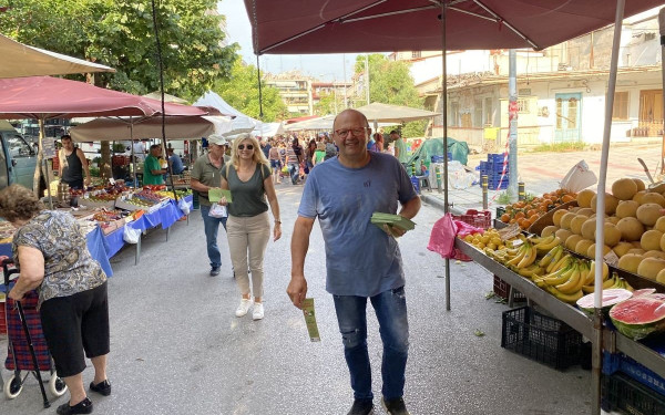 Ο δήμος Νεάπολης Συκεών βγήκε στις λαϊκές αγορές μοιράζοντας φυλλάδια για τα δωρεάν προγράμματα φιλοξενίας, εκπαίδευσης παιδιών (φωτ.)