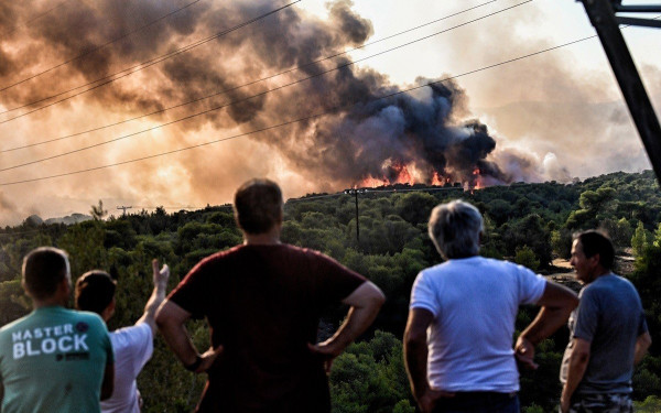 Πυρκαγιές: Διεκόπη η κυκλοφορία στη λεωφόρο Καταδρομών και Γερμανικού στο Κανδήλι Μεγάρων (βίντεο)	