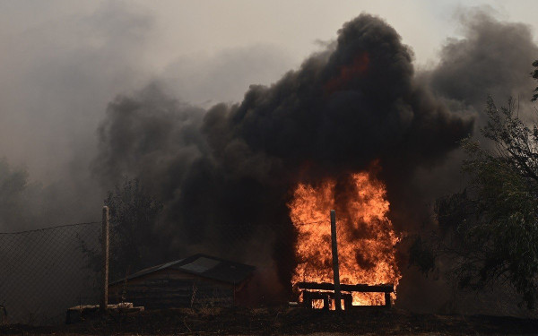 H Aττική στις φλόγες: Ο καπνός από τη φωτιά στον Κουβαρά φτάνει ως τα Κύθηρα (φωτ.)
