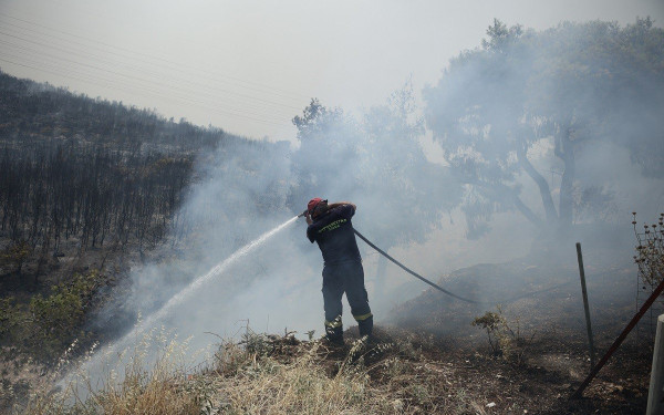 Φωτιές στην Αττική: Μικρή ανάσα στη Νέα Πέραμο μετά την αλλαγή του ανέμου