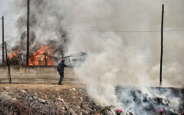 Καίγονται σπίτια στη Μάνδρα - Προς Μαγούλα κατευθύνεται η πυρκαγιά- Πύρινος «εφιάλτης» σε Λουτράκι, Δερβενοχώρια (βίντεο)