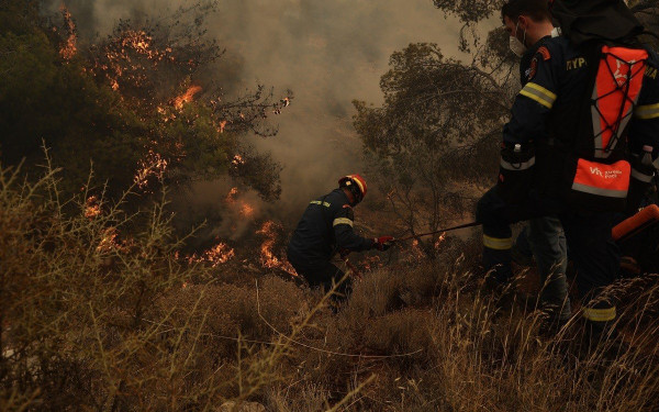 Συγκλονιστικές στιγμές στα Μέγαρα: Αστυνομικός προσπαθεί να πείσει γυναίκα να φύγει από το σπίτι της - «Σαν μάνα μου στο λέω» (βίντεο)