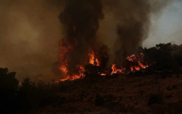 Μεγάλη πυρκαγιά στη Σπάρτη - Οι φλόγες απειλούν το παλιό αεροδρόμιο
