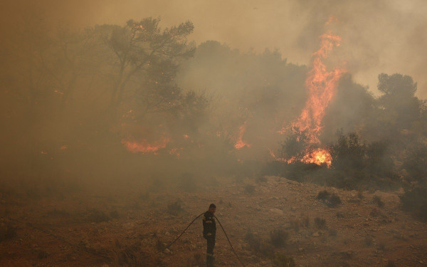 Συνεχείς αναζωπυρώσεις στην Αττική - Και οι Ένοπλες Δυνάμεις στα μέτωπα των πυρκαγιών (βίντεο)