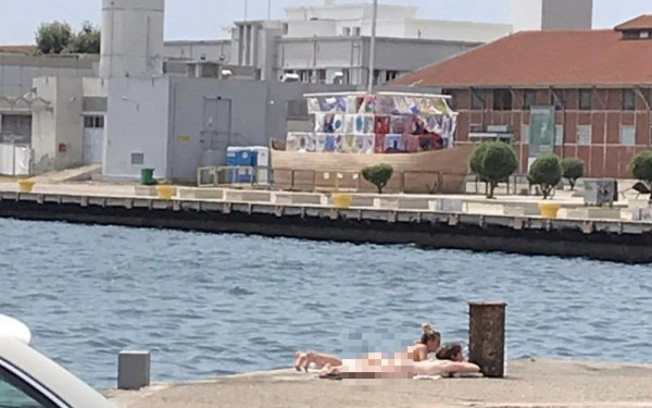 Θεσσαλονίκη: Δύο γυναίκες ζεστάθηκαν κι έκαναν γυμνισμό στη Λεωφόρο Νίκης (βίντεο)
