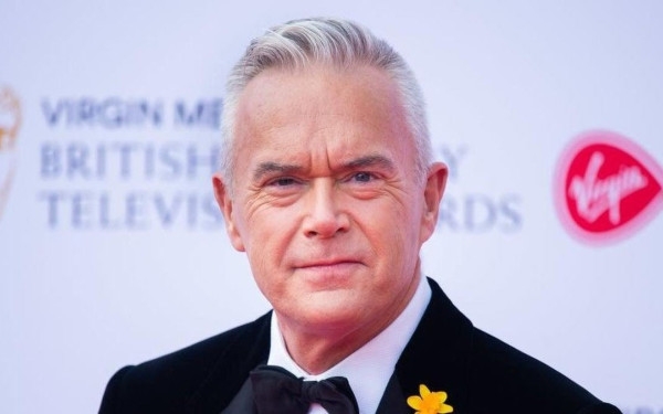 Ο Huw Edwards είναι ο παρουσιαστής του BBC που φέρεται να πλήρωσε έφηβο για να πάρει γυμνές φωτογραφίες του