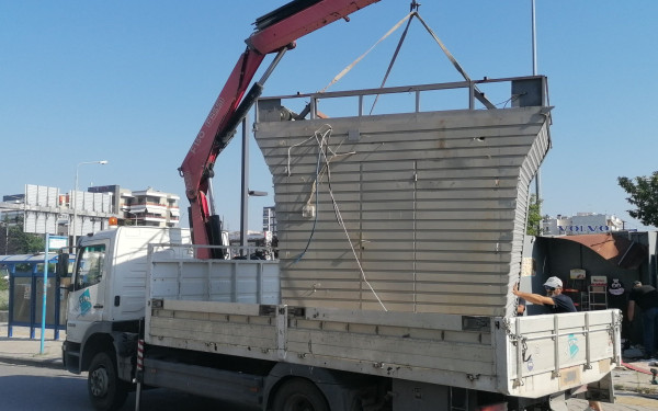 «Ξήλωσαν» ανενεργά περίπτερα στον Εύοσμο για να απελευθερωθεί δημόσιος χώρος