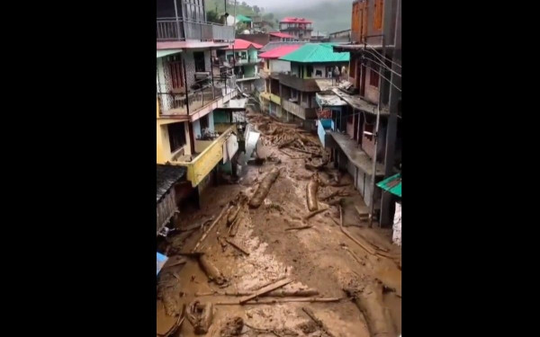 Αδιανόητες εικόνες από τις πλημμύρες με τους 29 νεκρούς στη βόρεια Ινδία - Κορμοί δέντρων περνούν μέσα από τους δρόμους (βίντεο)