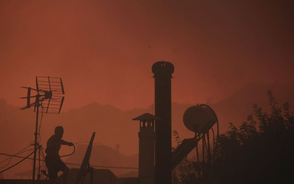 Μαίνονται 3 πυρκαγιές στη χώρα - Μέτωπο χιλιομέτρων στα Δερβενοχώρια - Ανησυχία για τη Σαρωνίδα (βίντεο)