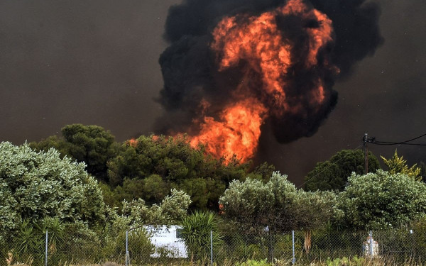 Πύρινος εφιάλτης στο Λουτράκι - Κάηκαν αγροτοδασικές εκτάσεις και περιουσίες (βίντεο & φωτ.)