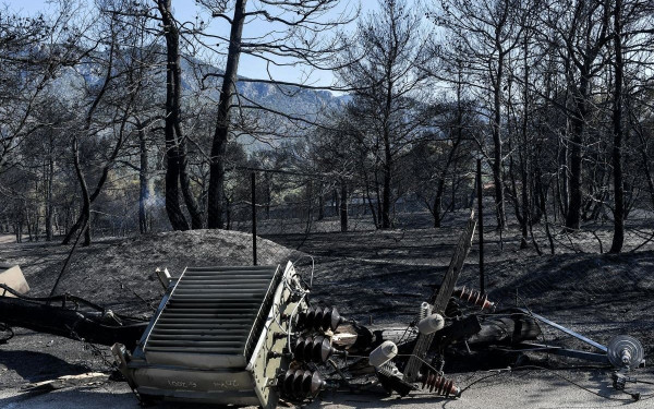 Μαίνεται ανεξέλεγκτη η φωτιά σε Λουτράκι και Δυτική Αττική - Ολονύχτια μάχη με τις φλόγες