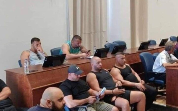 Τριτοκοσμικές εικόνες στη Ρόδο - Γέμισε μπράβους το Δημοτικό Συμβούλιο (φωτ.)