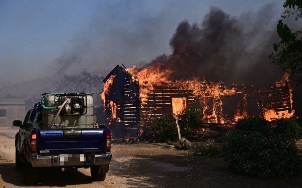 Ανεξέλεγκτη η φωτιά στην Αττική: 8 μποφόρ στην περιοχή - Καίγονται σπίτια σε Κουβαρά και Λαγονήσι (βίντεο, φωτ.)