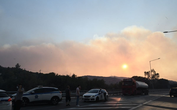 Υπό μερικό έλεγχο η φωτιά που καίει σε χώρο ανακύκλωσης στον Ασπρόπυργο
