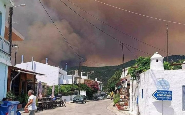 Μαίνεται η πύρινη λαίλαπα στη Ρόδο - Κοντά στο κέντρο οι φλόγες (βίντεο)