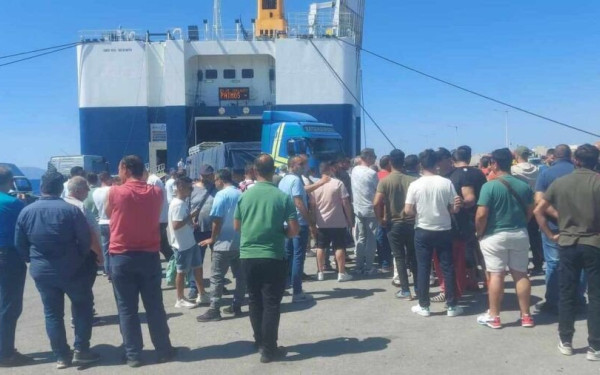 Ρόδος: Έληξε η κινητοποίηση των ταξιτζήδων στο λιμάνι - Δεν είχε uber τελικά το πλοίο (φωτ.)