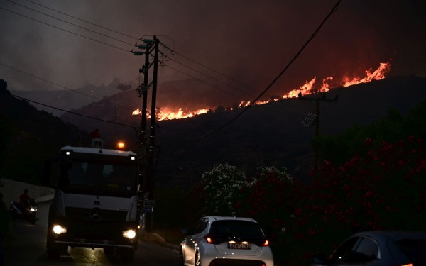 Νύχτα «κόλαση» σε Σαρωνίδα, Καλύβια και Ανάβυσσο - Από σπίτι σε σπίτι η μάχη με τις φλόγες (βίντεο)