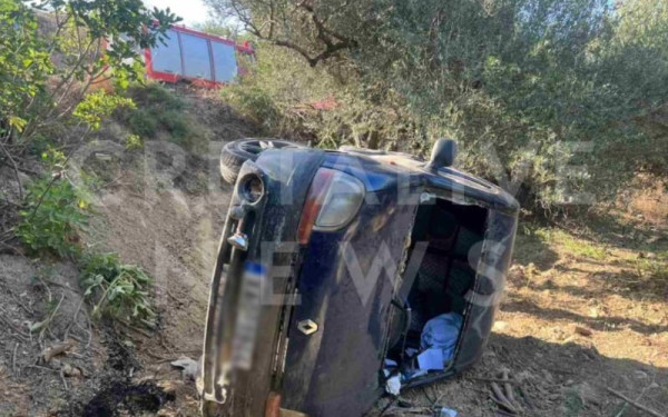Κρήτη: Αυτοκίνητο έπεσε σε χαντάκι - Πυροσβέστες απεγκλώβισαν τον 63χρονο οδηγό (φωτ.)