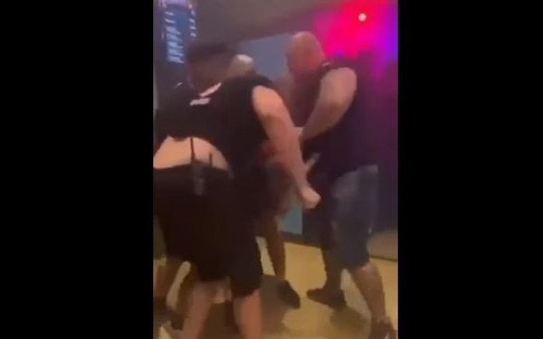 Σοκαριστικό βίντεο: «Μπράβος» ξυλοκοπά τουρίστα στη Ζάκυνθο