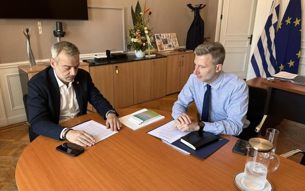 Φακέλους στον Α. Σκέρτσο και τον Θ. Λιβάνιο με προβλήματα της Θεσσαλονίκης παρέδωσε ο Κ. Ζέρβας (φωτ.)