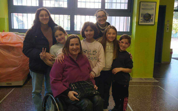 ΑΠΘ: 48χρονη παραπληγική μητέρα πήρε το πτυχίο της στο Παιδαγωγικό (φωτ.)