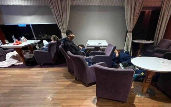 Ρόδος: Πυροσβέστες κοιμούνται στο πάτωμα πλοίου μετά τη μάχη με τις φλόγες - Η απάντηση της υπηρεσίας