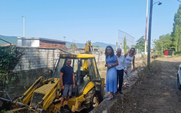 Καθαρίζουν τα ρέματα στο Ζαγκλιβέρι από μπάζα και φερτά υλικά