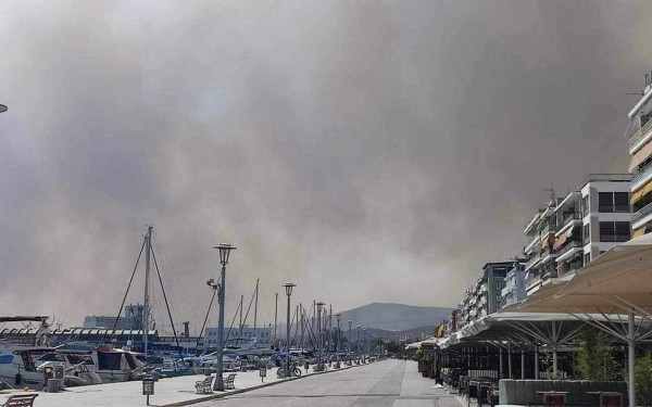 Μαύρισε ο ουρανός στον Βόλο από τις πυρκαγιές - Δείτε φωτογραφίες και βίντεο