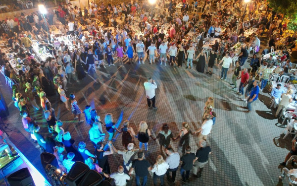 Ωραιόκαστρο: Ποντιακό γλέντι με χορούς και τραγούδια στην Πλατεία Μεσαίου