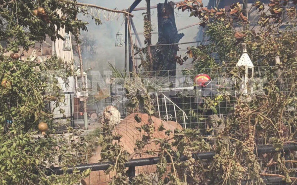 Βελεστίνο: Παραδόθηκε στις φλόγες καφετέρια (βίντεο, φωτ.)