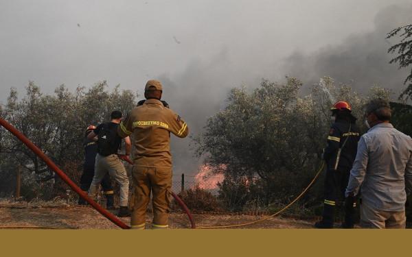 Ανεξέλεγκτη η πυρκαγιά στην Νέα Αγχίαλο: Ισχυρές εκρήξεις σε αποθήκη πυρομαχικών