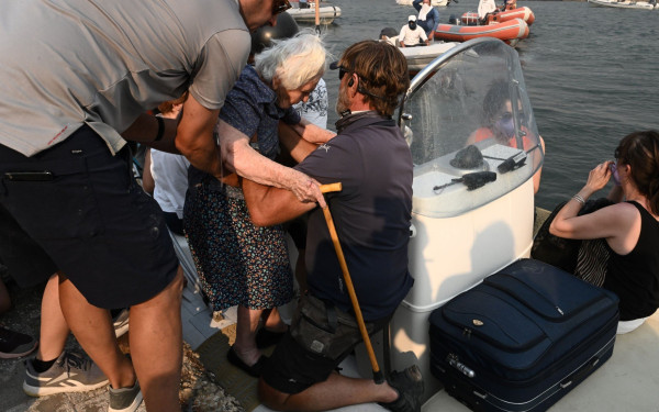 Κάτοικος της Αγχιάλου περιγράφει πώς βίωσε τις εκρήξεις: Έκλαιγε το παιδί μου από τον φόβο (βίντεο)