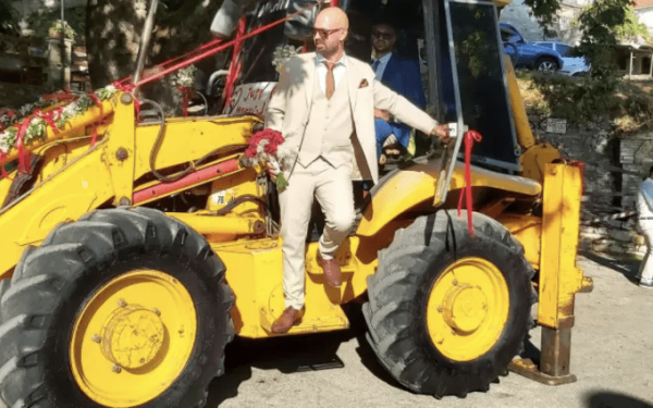 Βόλος: Γαμπρός πήγε στην εκκλησία με μπουλντόζα (φωτ.)