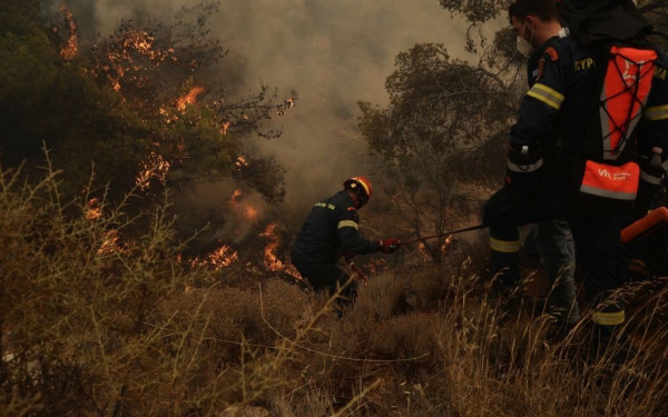 «Συνεχίζουμε» - Συγκλονιστικό βίντεο από τους πυροσβέστες για την αδιάκοπη μάχη στα πύρινα μέτωπα