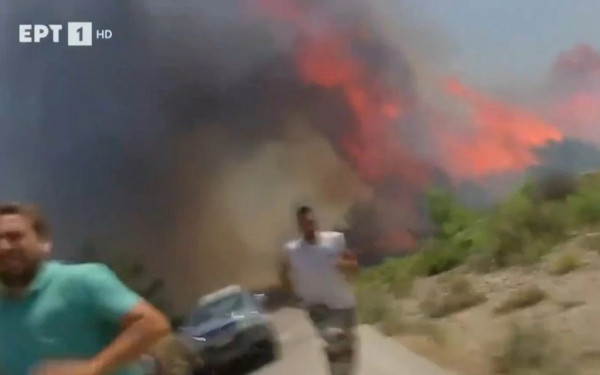 Ρόδος: Συνεργείο της ΕΡΤ κινδύνευσε να εγκλωβιστεί στις φλόγες - Δείτε σε βίντεο πώς κατάφεραν να ξεφύγουν