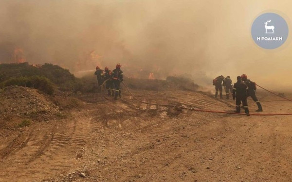 Σε 3 ενεργά μέτωπα επιχειρούν οι πυροσβεστικές δυνάμεις στη Ρόδο