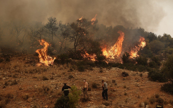 Νύχτα με αναζωπυρώσεις σε όλα τα μέτωπα των πυρκαγιών (βίντεο)