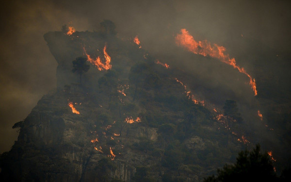 Τραγική η κατάσταση στο Αίγιο: Στα 10 μέτρα από την Εθνική Οδό η φωτιά - Δείτε βίντεο