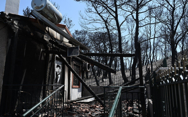 Καλύτερη η εικόνα σε Δερβενοχώρια και Ρόδο - Σε επιφυλακή η πυροσβεστική (βίντεο)