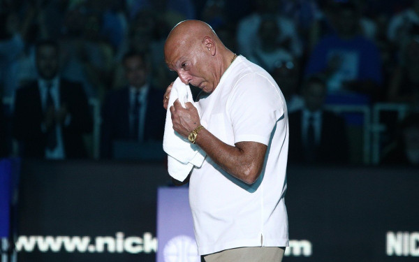 Και οι θεοί δακρύζουν - Ρίγη συγκίνησης στη βράβευση του Νίκου Γκάλη στο ΟΑΚΑ (βίντεο)