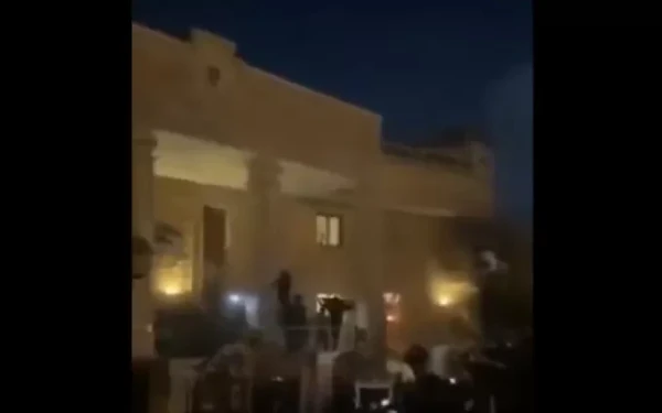 Ιράκ: Διαδηλωτές εισέβαλαν στην πρεσβεία της Σουηδίας στη Βαγδάτη και την πυρπόλησαν (βίντεο)