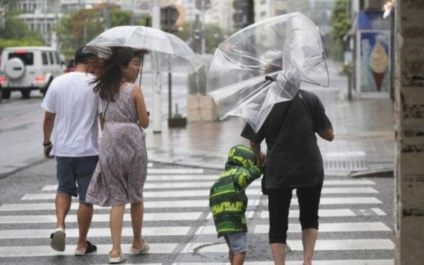 Ιαπωνία: Συναγερμός στην Οκινάουα λόγω του τυφώνα Χανούν - Εκατοντάδες χιλιάδες κλήθηκαν να εγκαταλείψουν τις εστίες τους