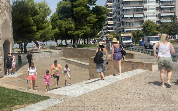 Ανάσες δροσιάς αναζητούν οι Θεσσαλονικείς μέσα στην πόλη αλλά και σε κοντινές παραλίες στη Χαλκιδική