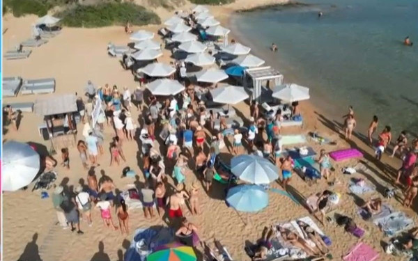 Πάρος: Επτά συλλήψεις για αυθαιρεσίες στις παραλίες