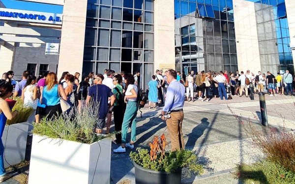 Θεσσαλονίκη: Στην ουρά από τα ξημερώματα για ένα μαγικό χαρτάκι στο Κτηματολόγιο