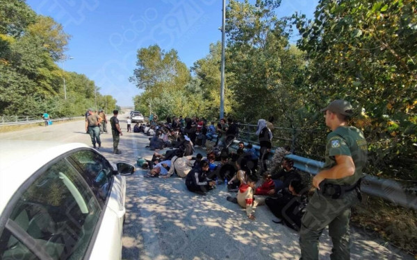 Συναγερμός στον Έβρο για ομάδα 200 μεταναστών που πέρασαν παράνομα τα σύνορα - Πολλά μικρά παιδιά (βίντεο, φωτ.)