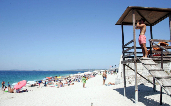 Πιερία: Αγωνία για τον 15χρονο που κόντεψε να πνιγεί σε παραλία - Νοσηλεύεται στη ΜΕΘ (βίντεο)