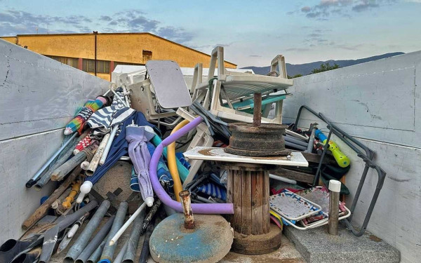 Νέα Πέραμος Καβάλας: Απομακρύνθηκαν οι πακτωμένες ομπρέλες από την παραλία (φωτ.)