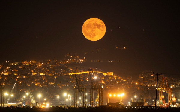 Θεσσαλονίκη: Μαγική η «υπερπανσέληνος» - Εντυπωσιακές εικόνες